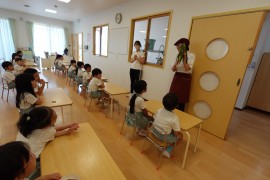 とうもろこしの皮むきをお手伝いしました。(5歳児きく組)
